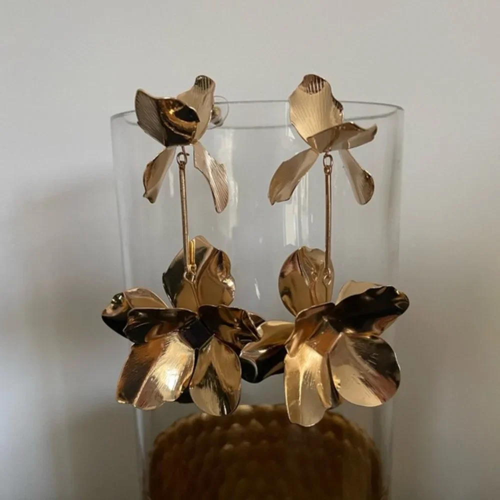 Abstract Gold Flower 🌹 Anthro